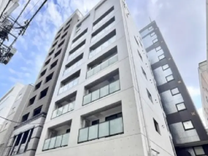 - 現代的な外観のマンションビル、ガラスバルコニーとコンクリート建築の美しいデザイン、青空の下にそびえる高層建築