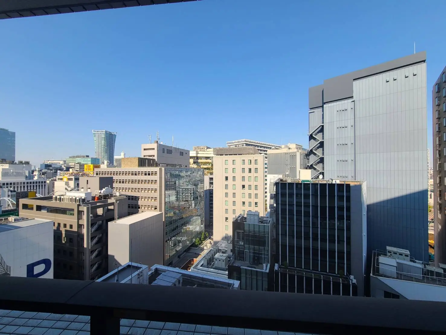 都会の景色、ビル群と青空、モダンな都市風景
