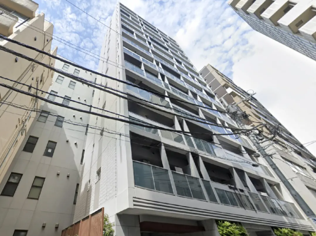 - 高層マンションの外観、洗練されたデザインと大きなバルコニー、青空に映えるモダンな建築スタイル