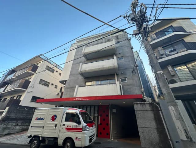 都会の建物とアパートメント、前に配送業者のトラックが停まっているストリートビュー