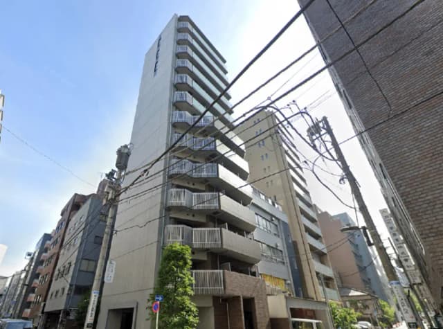 - 高層ビルが立ち並ぶ都市の風景、バルコニーを持つマンションの外観と青空のコントラスト