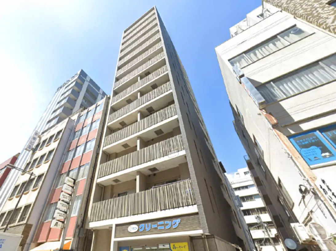 - 都市に建つ高層マンション、バルコニーが特徴的で、周囲のビルと共に整然とした景観を形成している