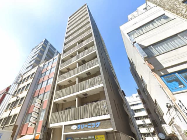 - 都市に建つ高層マンション、バルコニーが特徴的で、周囲のビルと共に整然とした景観を形成している