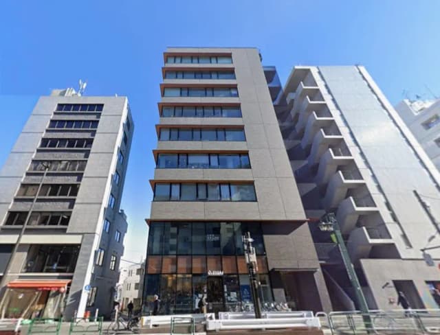 現代的な外観のオフィスビル、商業施設入り、晴れた日に撮影