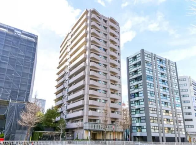 現代的なデザインのマンション外観、都市型住宅、快晴の空と都市の景観