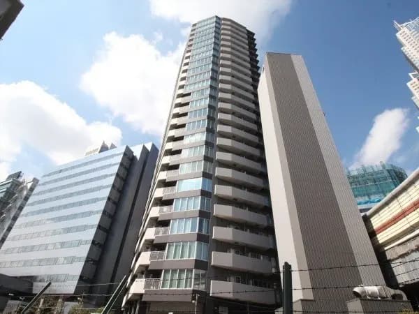 青空にそびえる近代的な高層ビル、都市のオフィスや住宅の建築物