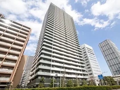 現代的な高層マンションの外観、都市のスカイライン、晴れた日の青空