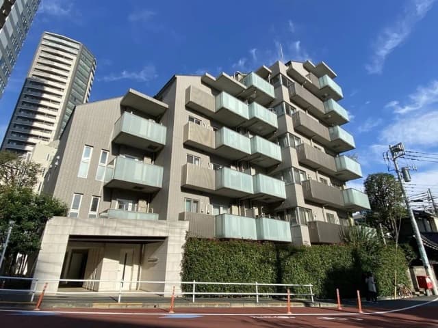 日本の都市部に位置するモダンな多階建てアパートメント、バルコニー付きの外観デザイン