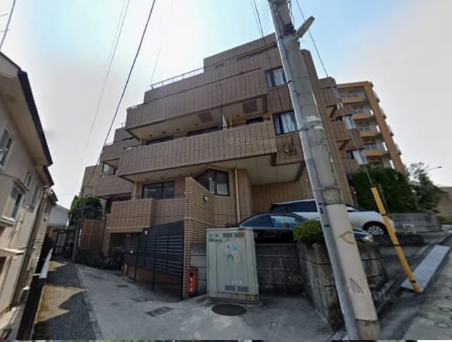 都市部のマンション、タイル張りの外壁、駐車スペースあり