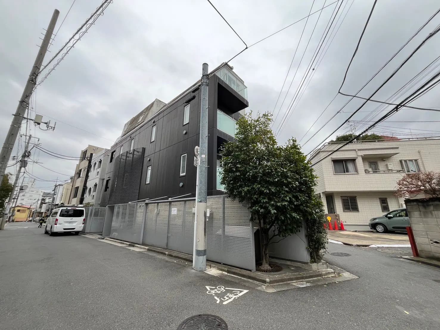 都市の風景、モダンな建物と住宅街の道、空と交差する電線