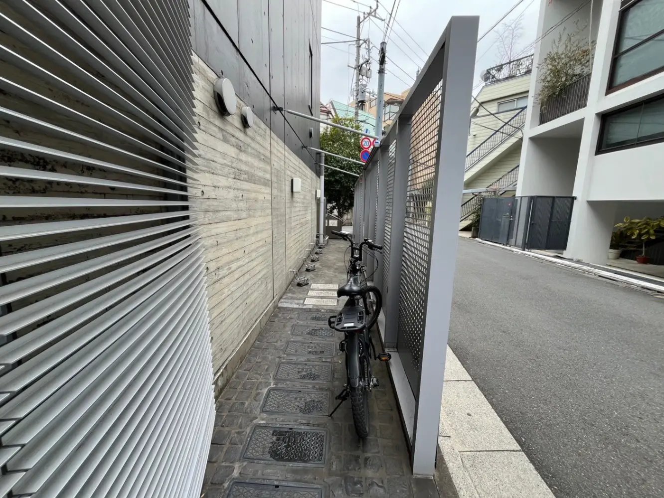 現代的な都市の細い路地と駐輪された自転車、周囲にはモダンな建築物