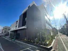 日差しが輝く現代的なデザインの都市型住宅、洗練された外観と静かな住宅街