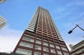 高層ビルの下から見上げたアングル、現代的な建築スタイル、都市の空と合わせて