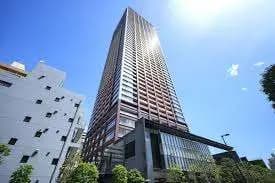 青空にそびえる現代の高層ビル、オフィスや商業施設が入ったビルの外観