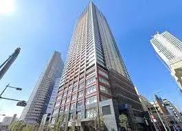 青空の下で見上げた高層ビル、都市のスカイラインと近代的な建築デザイン