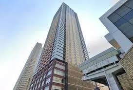 現代的な高層ビル、ガラスのファサード、都市のオフィスやマンション、青空の背景