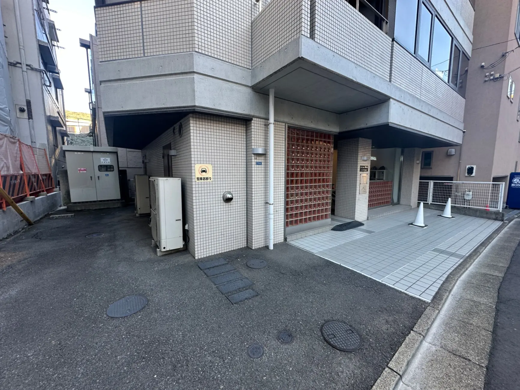 ビルの裏口、階段とエレベーターへのアクセスを備えた舗装された通路