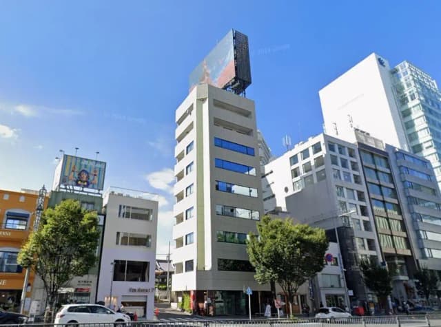 都市の風景と現代の建築物、青空の下のビル群と街路樹