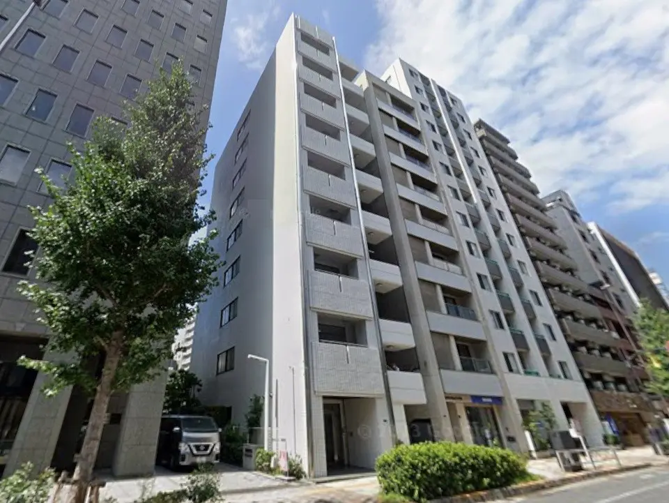 現代的なマンションの外観、都市の住宅、樹木と清潔な歩道