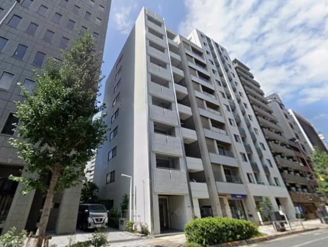 現代的なマンションの外観、都市の住宅、樹木と清潔な歩道