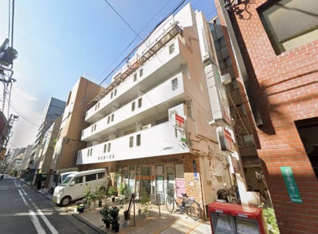 日本の都市のアパートメント建物、晴れた日、自転車が並ぶ通り