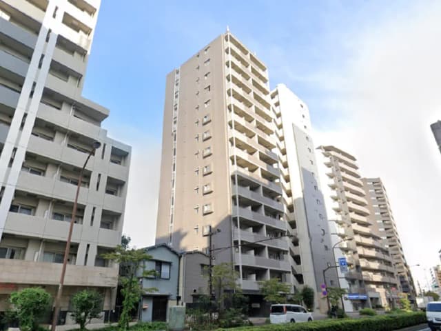 - 近代的な高層マンションが並ぶ街並み、中央に伝統的な日本家屋が見える風景
