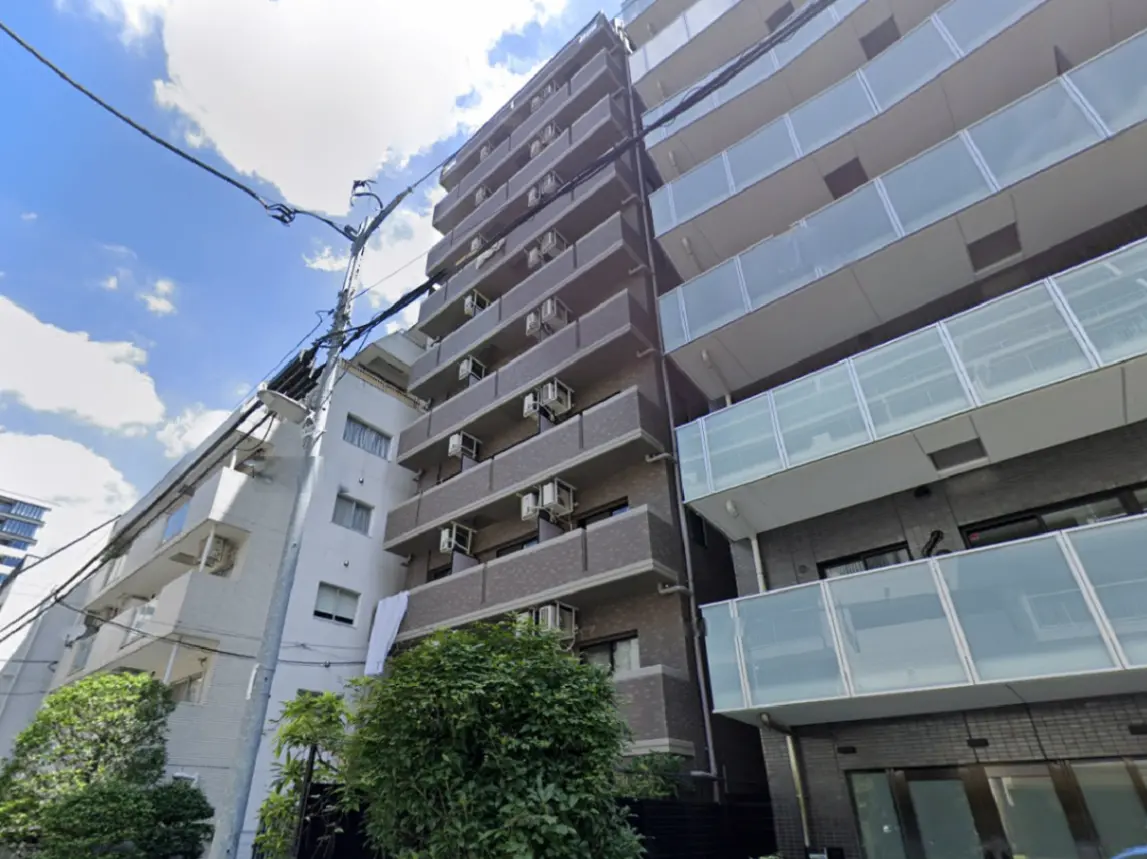 - 高層マンションの外観、バルコニーにエアコンが設置されたモダンな建物と青空