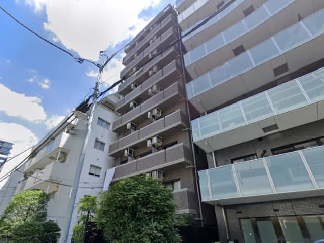 - 高層マンションの外観、バルコニーにエアコンが設置されたモダンな建物と青空