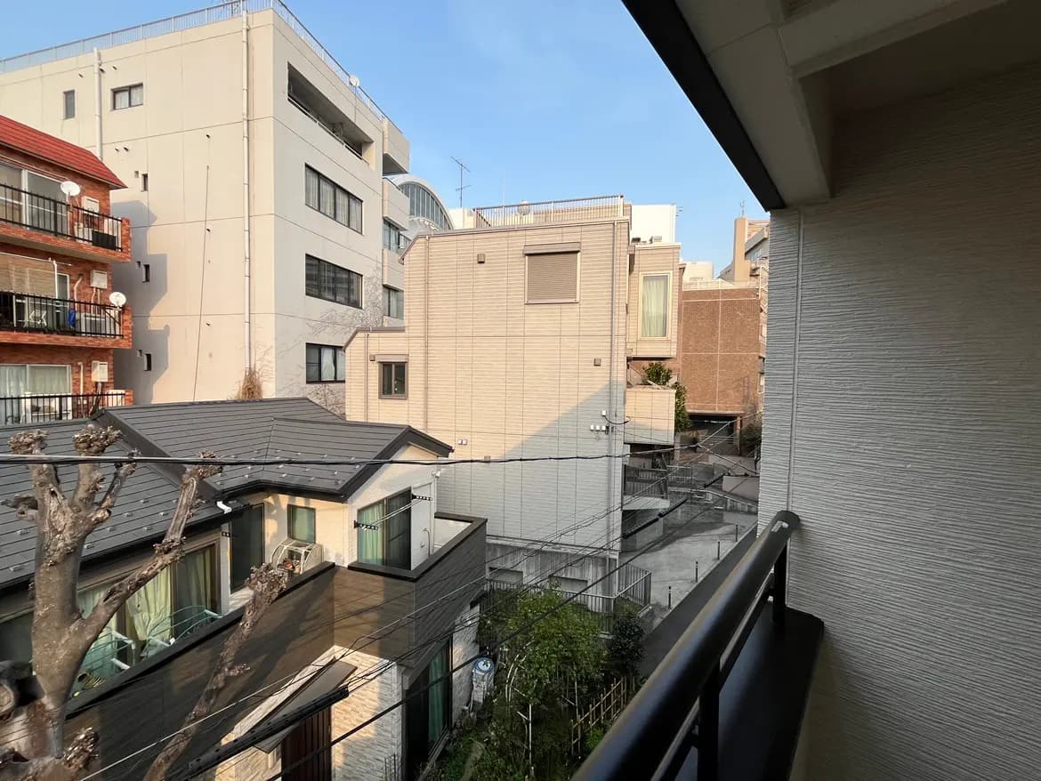バルコニーから見た日本の住宅地の風景、木造の家と現代的なアパートメントビル