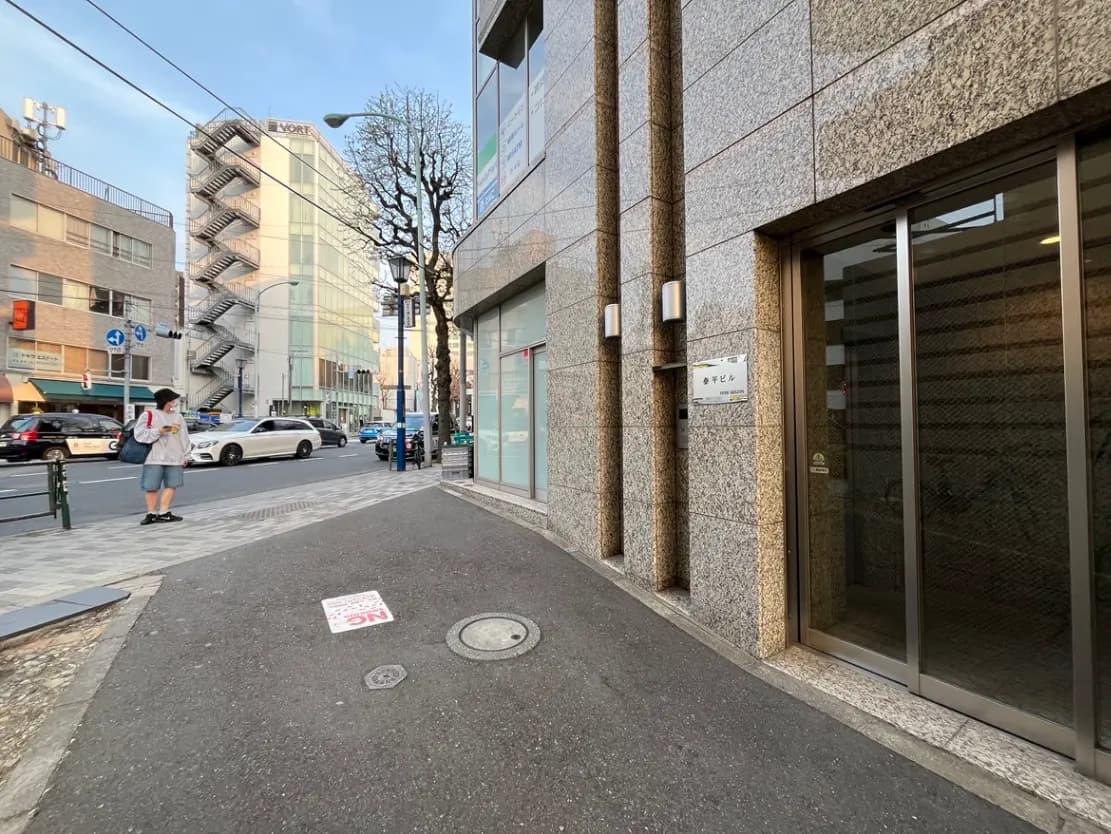 都市の通りと歩道、建物と歩行者、クリアな天気の昼間のシーン