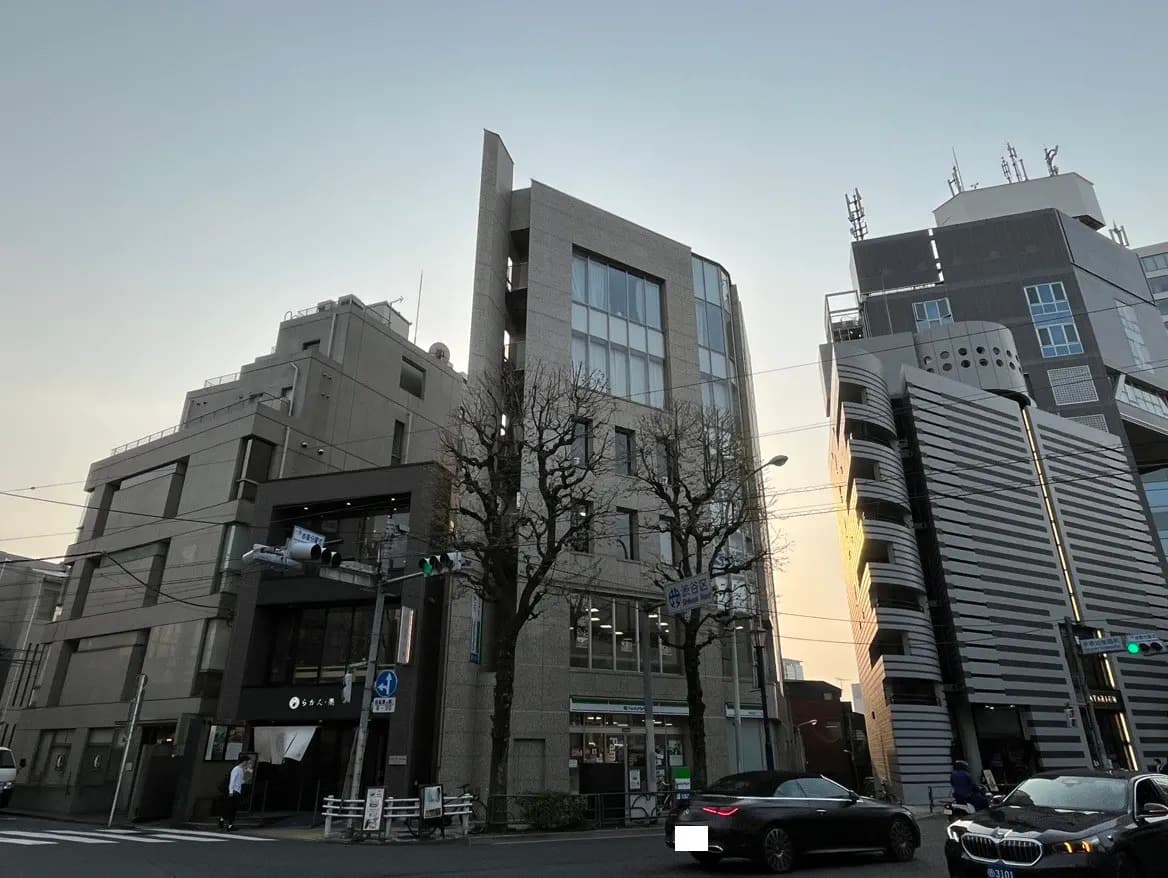 日没時の都市の風景、モダンな建物と通り、車と歩行者が行き交う