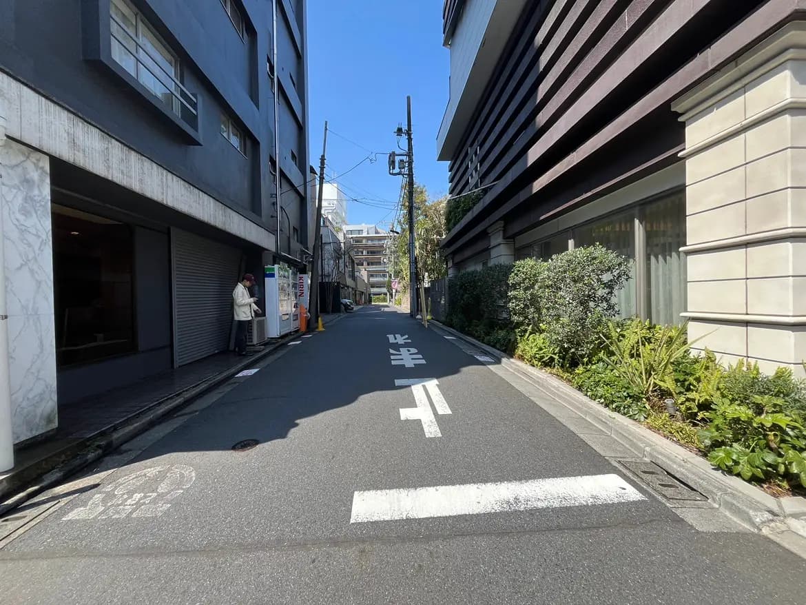 日本の都市部の狭い通り、歩行者優先の道路標示と市街地の建物