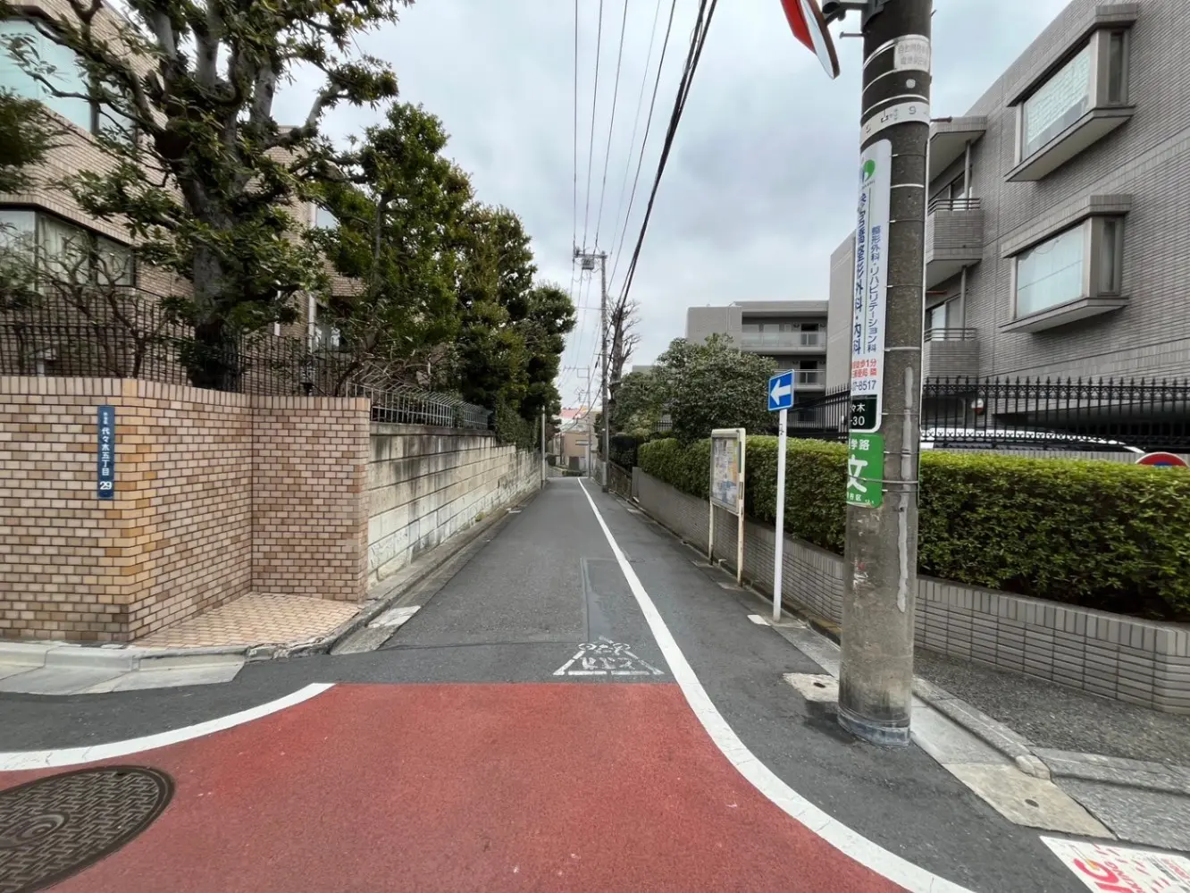 日本の住宅街の道路と自転車レーン、道路標識とアパートメントが並ぶ風景