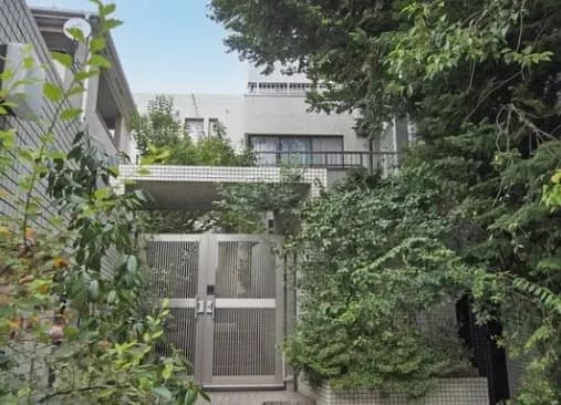 都市の中のモダンな住宅、緑に囲まれた外観デザイン
