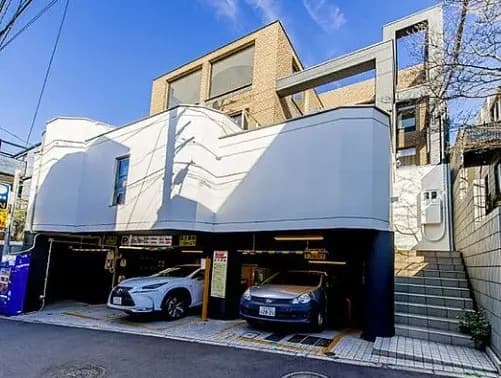 現代的な外観の都市型住宅、カーポート付き、クリーンなファサードデザイン