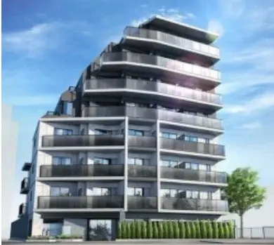 現代的な外観の高級マンション、ガラスのバルコニー、屋上緑化のある建築デザイン