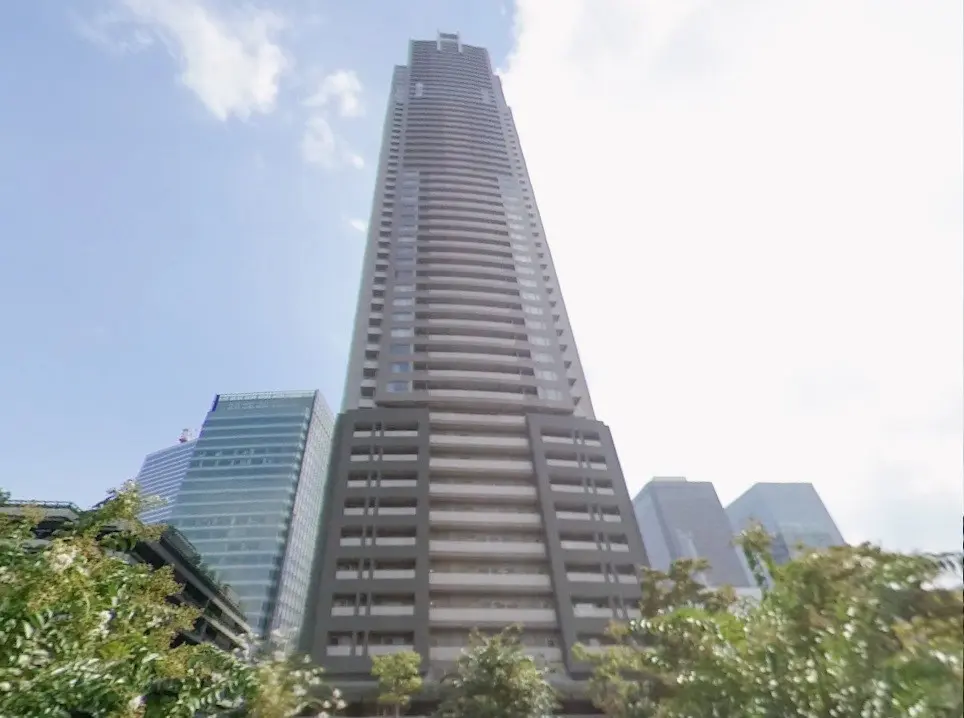 現代的な高層ビル、晴れた日に建物と都市のスカイライン