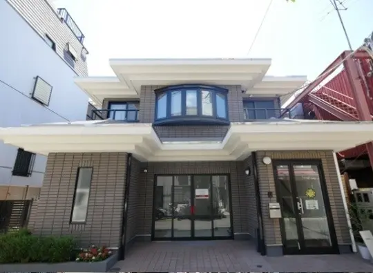 外観がモダンな新築一戸建て、白と黒のコントラストが美しい住宅デザイン