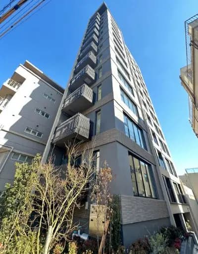 現代的な外観の高層マンション、青空に映える建築、都市型住宅デザイン