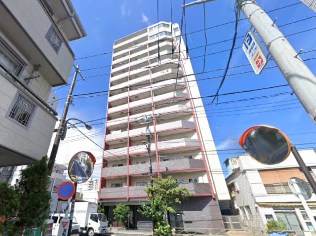 - 現代的な外観の高層マンション、青空を背景にした立体的な配色とバルコニーのあるデザイン