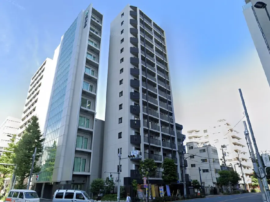 - 都市部に位置する高層ビル群の外観、ガラス張りのビルとバルコニー付きの住居が立ち並ぶ景観