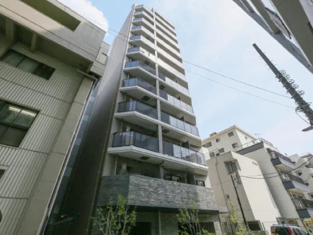 - 都市部に立地するモダンなマンション、バルコニー付きの高層建築と隣接する建物の外観