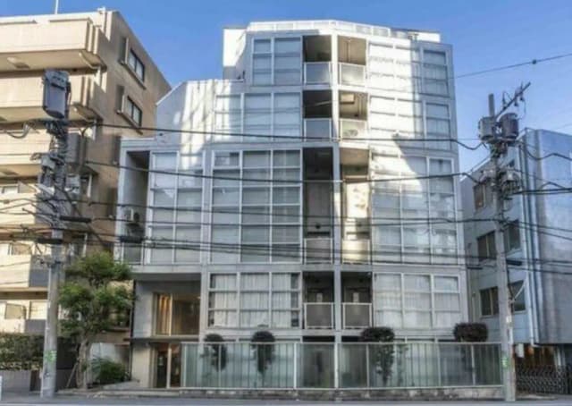 現代的なデザインのマンション外観、ガラス張りのバルコニー、都市の通りに面して建つ