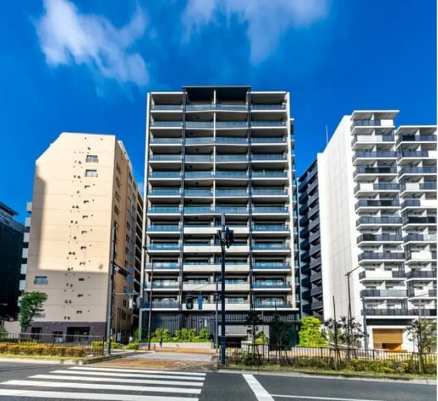晴れた日の都市風景で青空の下に建つモダンなマンションの外観
