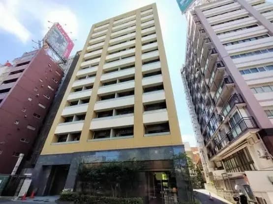 都市部のモダンなマンション、多階建てビル、晴れた日の青空