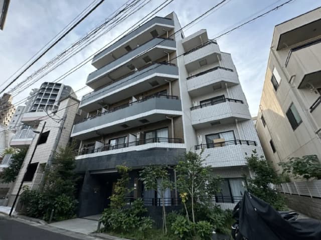 - 現代的な外観のマンション、バルコニー付き、周囲に緑があり、清潔感のあるデザイン