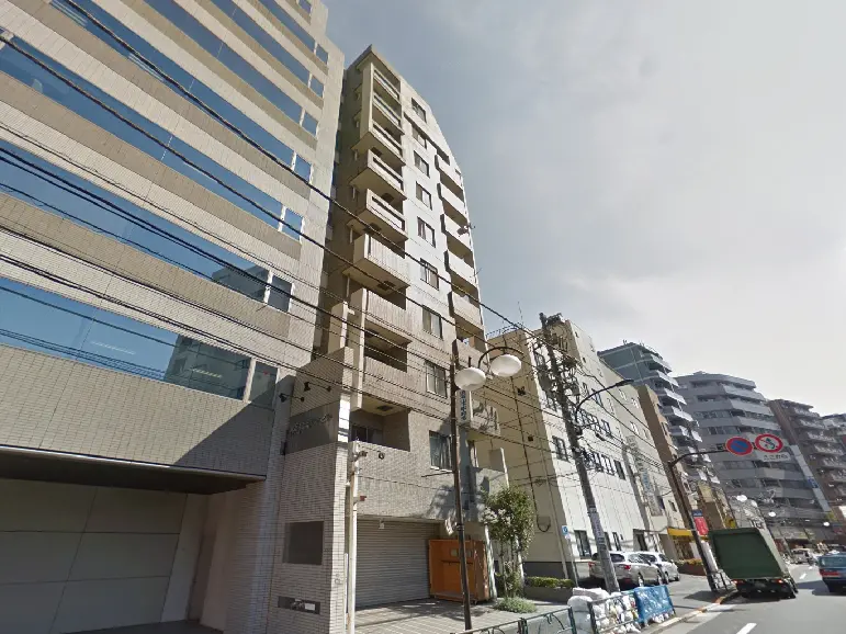 - 都市部に位置する近代的なアパートメントビルの外観、ガラスの窓とシンプルなデザインが特徴的な建物