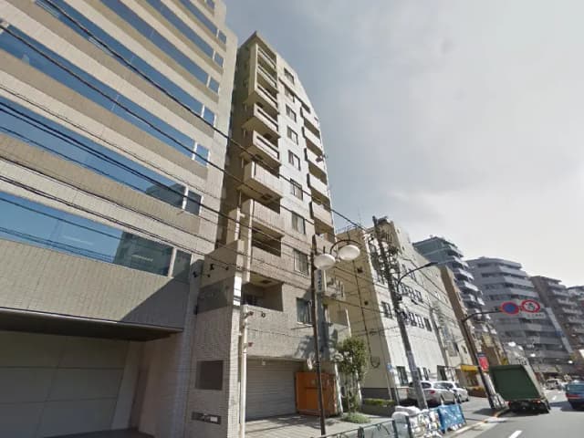- 都市部に位置する近代的なアパートメントビルの外観、ガラスの窓とシンプルなデザインが特徴的な建物