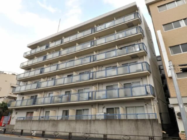 - 開放感のある外観を持つ5階建てのマンション、バルコニーが特徴、周囲の建物と調和したデザイン