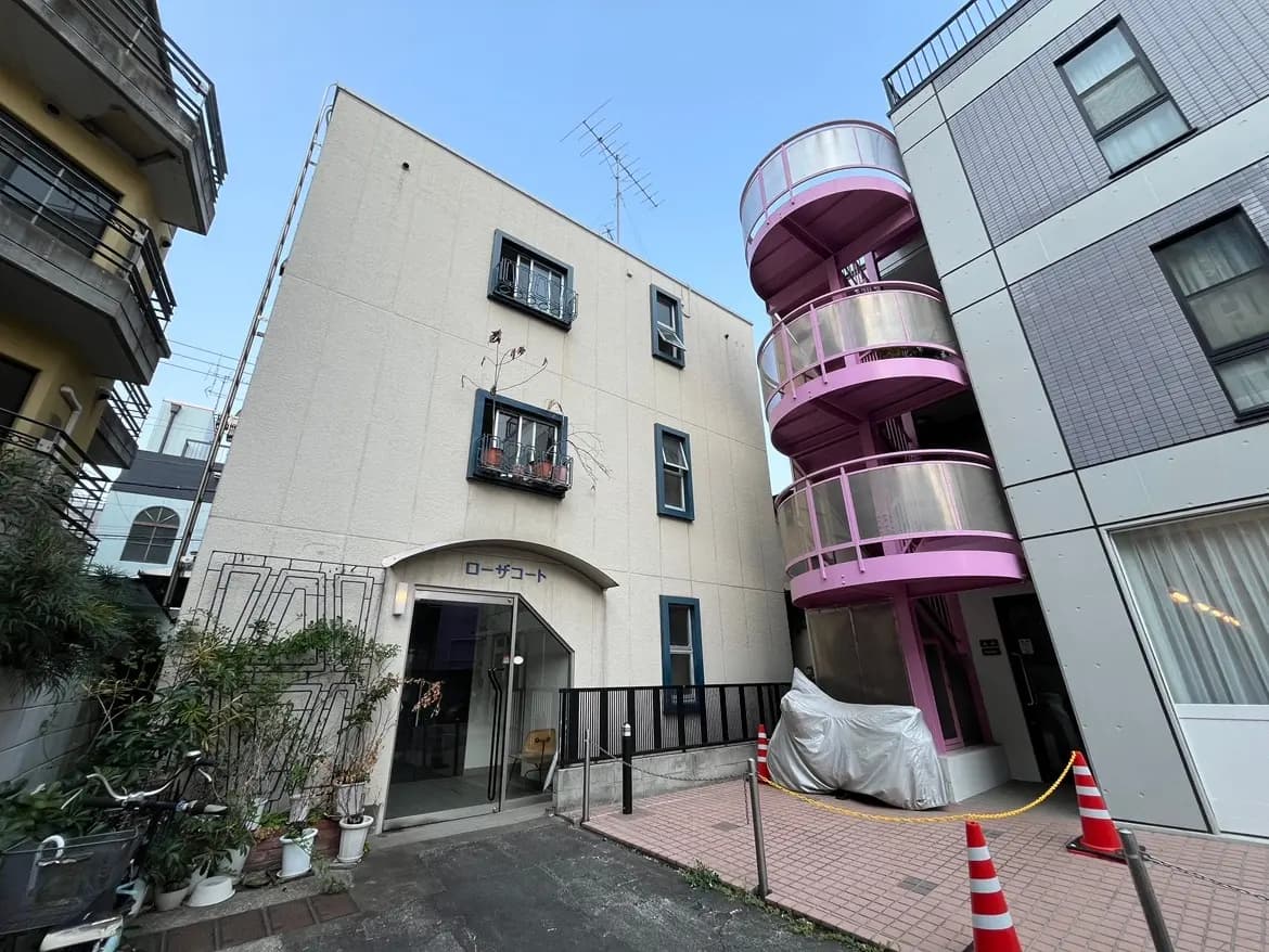 都会的な風景の中にある珍しいスパイラル階段が特徴のモダンなビル街の外観